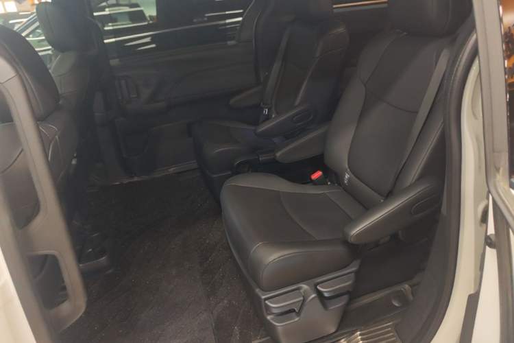 Used Toyota SIENNA 2024 2.5L Hybrid Luxury Edition Left Rear Seat