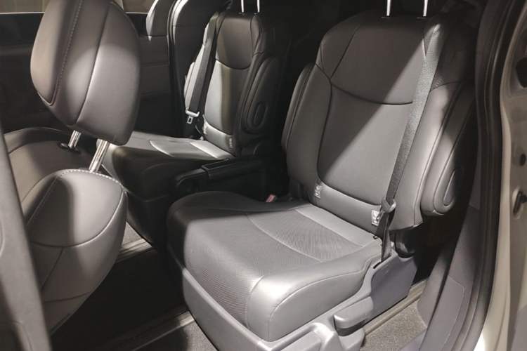 Used Toyota SIENNA 2024 2.5L Hybrid Luxury Edition Left Rear Seat