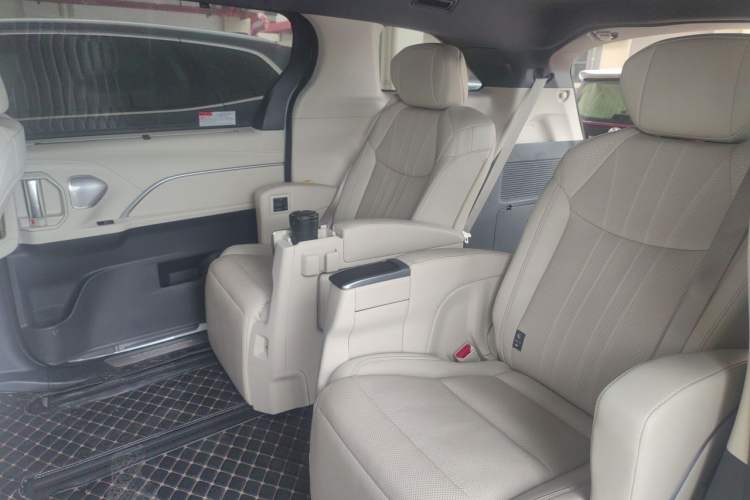 Used Toyota SIENNA 2024 2.5L Hybrid Platinum Edition Left Rear Seat