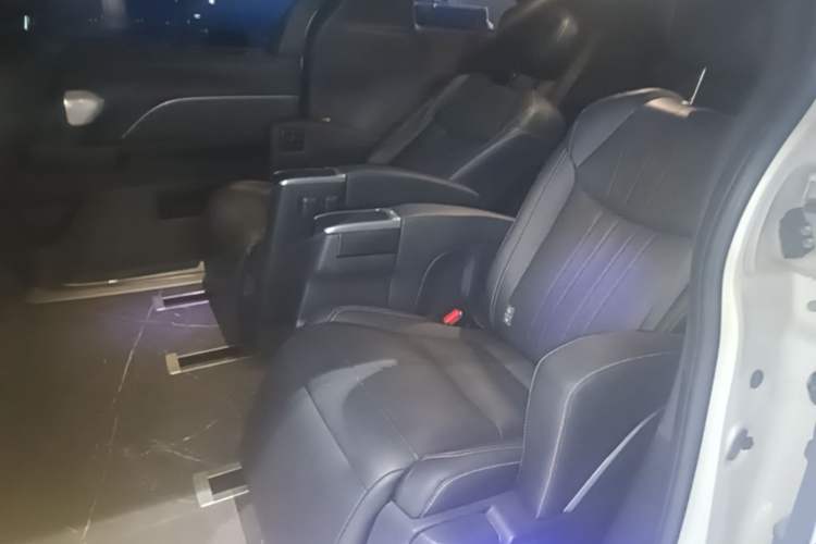 Used Toyota SIENNA 2024 2.5L Hybrid Luxury Edition Left Rear Seat