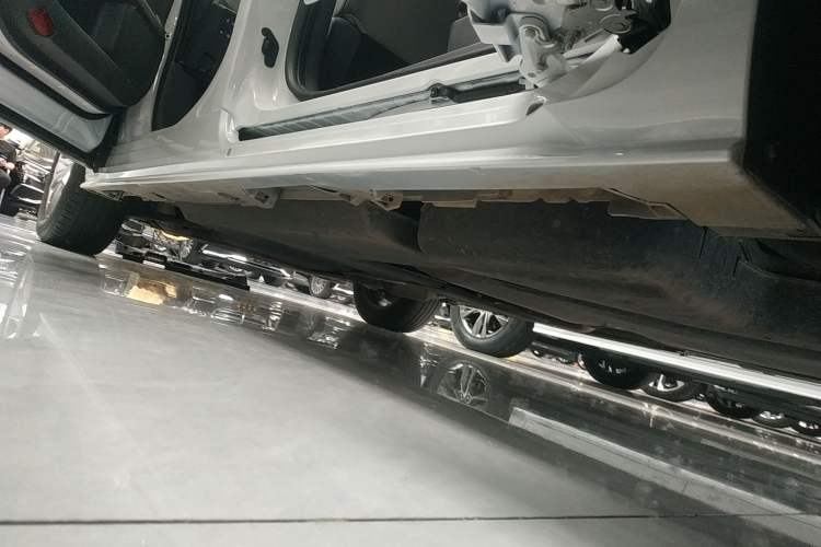 Used Toyota SIENNA 2024 2.5L Hybrid Comfort Edition Left Side Sill