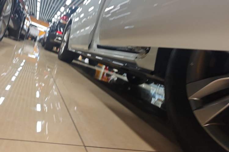 Used Toyota SIENNA 2024 2.5L Hybrid Luxury Edition Left Side Sill
