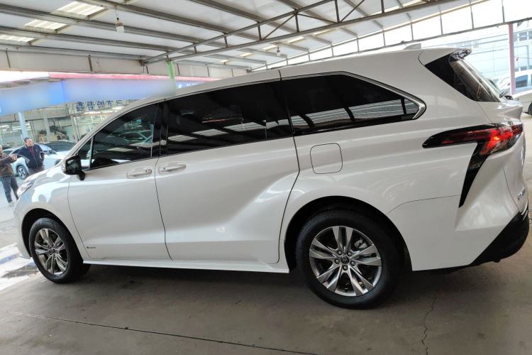 Used Toyota SIENNA 2024 2.5L Hybrid Comfort Edition Left Side
