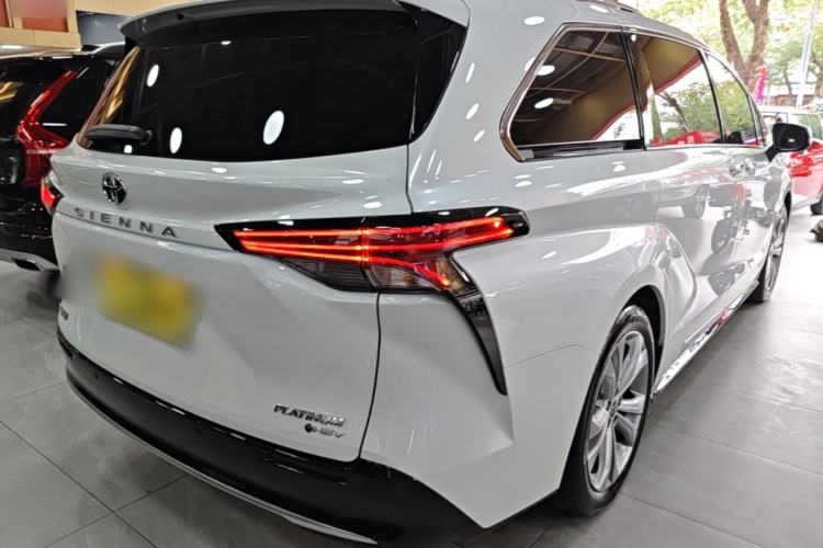 Used Toyota SIENNA 2024 2.5L Hybrid Platinum Edition Rear Right 45 Deg
