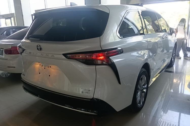 Used Toyota SIENNA 2024 2.5L Hybrid Luxury Edition Rear Right 45 Deg