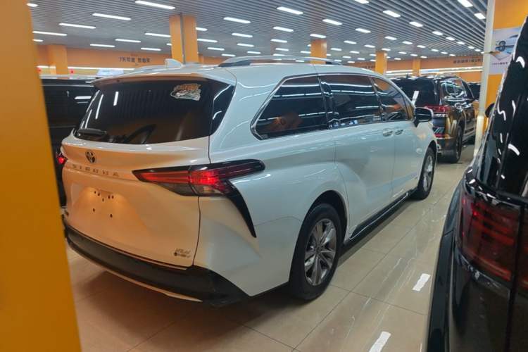 Used Toyota SIENNA 2024 2.5L Hybrid Luxury Edition Rear Right 45 Deg