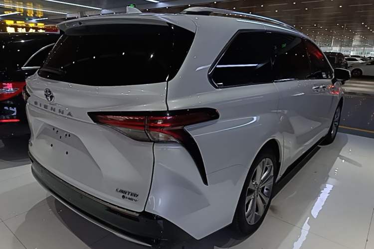 Used Toyota SIENNA 2024 2.5L Hybrid Luxury Edition Rear Right 45 Deg