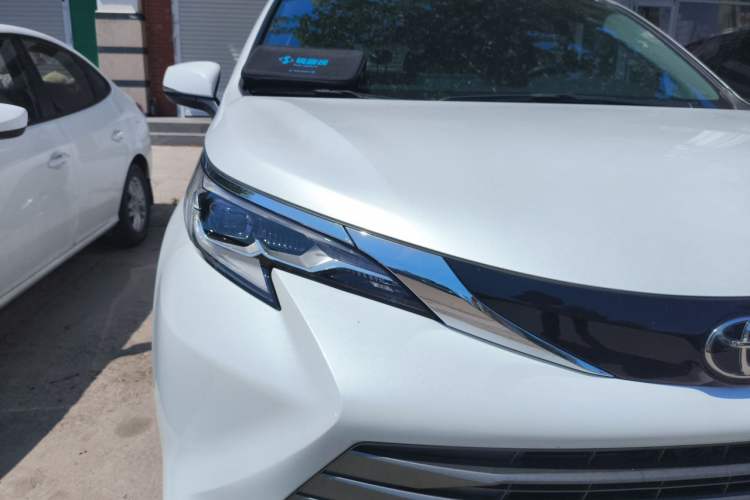 Used Toyota SIENNA 2024 2.5L Hybrid Comfort Edition Right Front Headlight