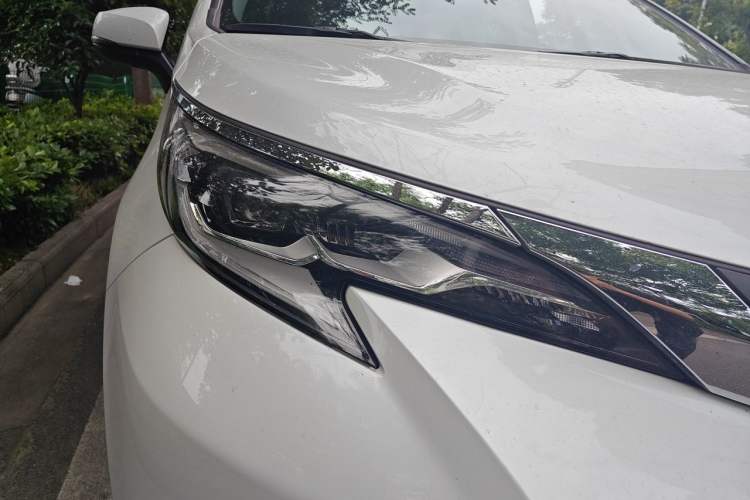 Used Toyota SIENNA 2024 2.5L Hybrid Comfort Edition Right Front Headlight