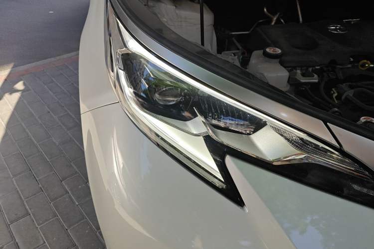 Used Toyota SIENNA 2024 2.5L Hybrid Luxury Edition Right Front Headlight