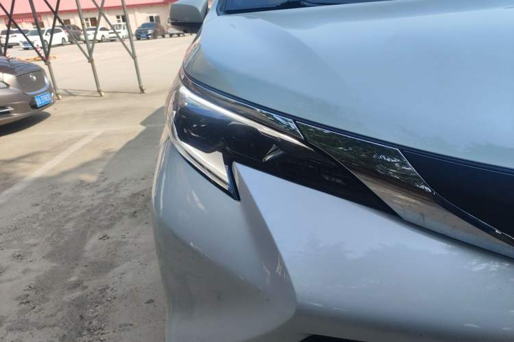 Used Toyota SIENNA 2024 2.5L Hybrid Comfort Edition Right Front Headlight