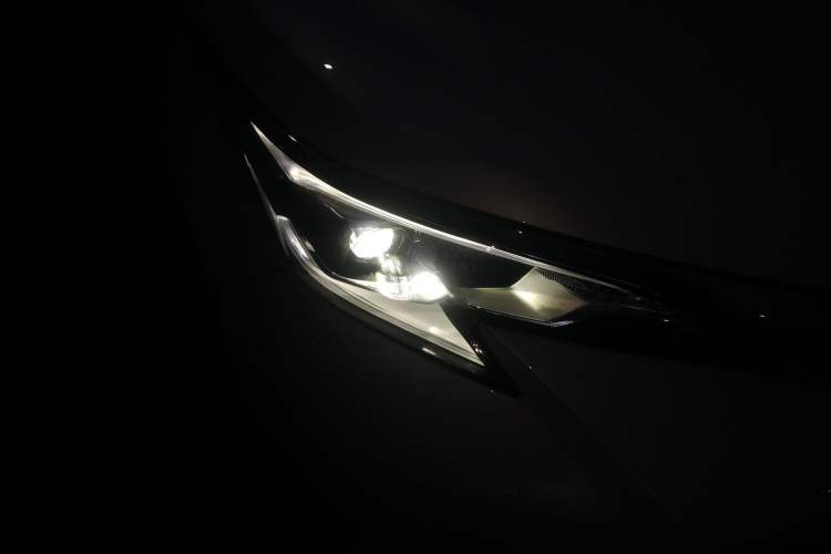 Used Toyota SIENNA 2024 2.5L Hybrid Comfort Edition Right Front Headlight