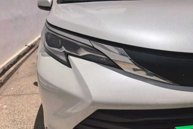 Used Toyota SIENNA 2024 2.5L Hybrid Comfort Edition Right Front Headlight