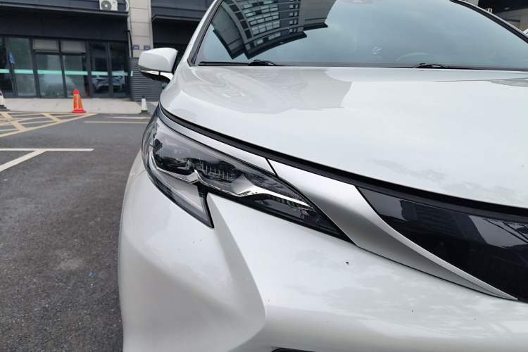 Used Toyota SIENNA 2024 2.5L Hybrid Luxury Edition Right Front Headlight