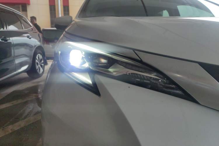 Used Toyota SIENNA 2024 2.5L Hybrid Platinum Edition Right Front Headlight