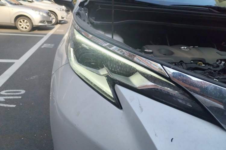 Used Toyota SIENNA 2024 2.5L Hybrid Comfort Edition Right Front Headlight