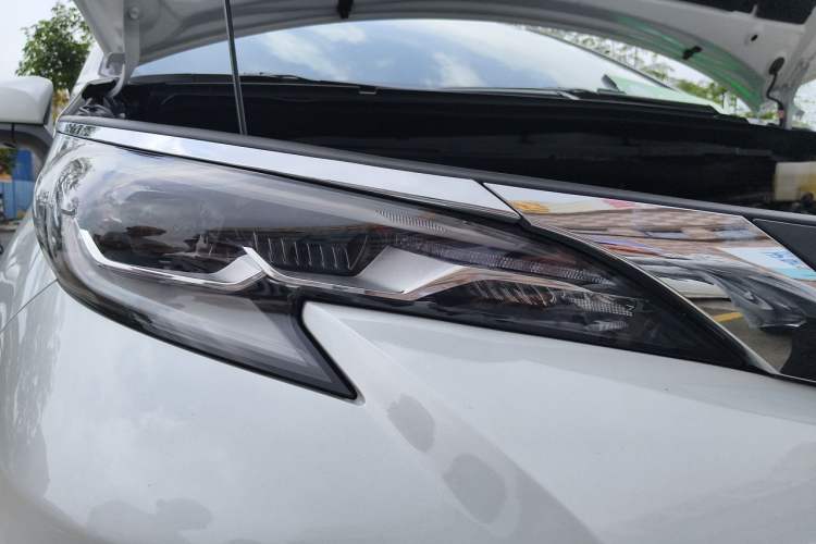 Used Toyota SIENNA 2024 2.5L Hybrid Comfort Edition Right Front Headlight