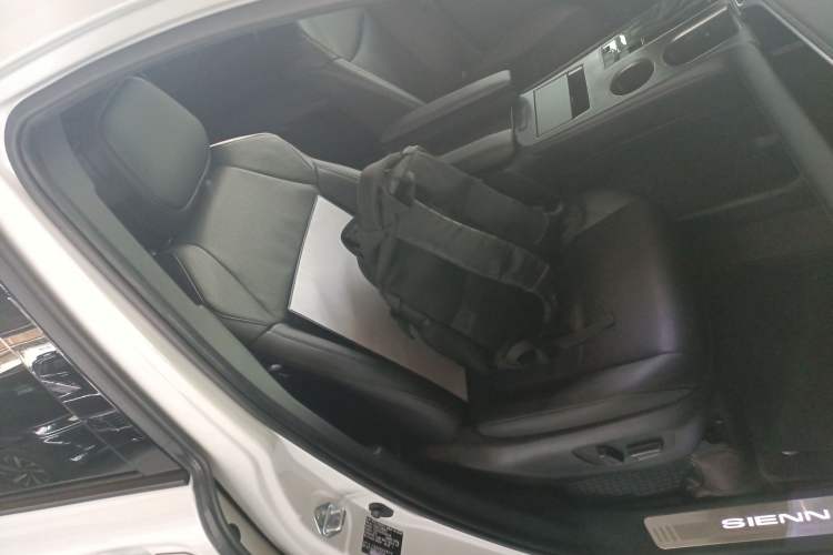 Used Toyota SIENNA 2024 2.5L Hybrid Four-Wheel Drive Prestige Edition Right Front Seat