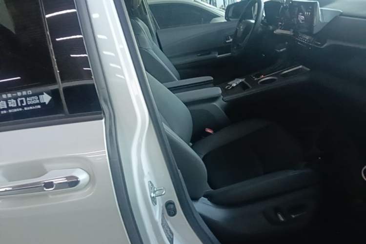 Used Toyota SIENNA 2024 2.5L Hybrid Luxury Edition Right Front Seat