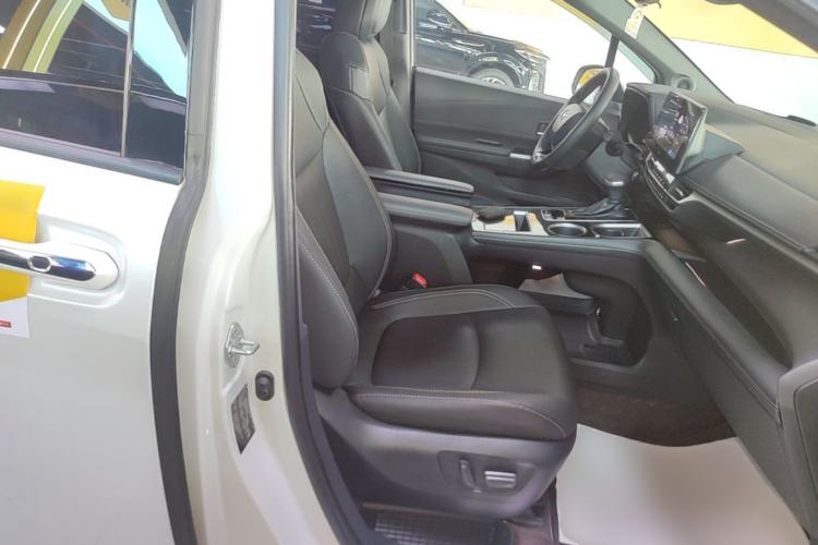 Used Toyota SIENNA 2024 2.5L Hybrid Platinum Edition Right Front Seat