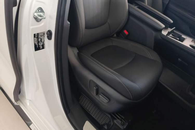 Used Toyota SIENNA 2024 2.5L Hybrid Platinum Edition Right Front Seat