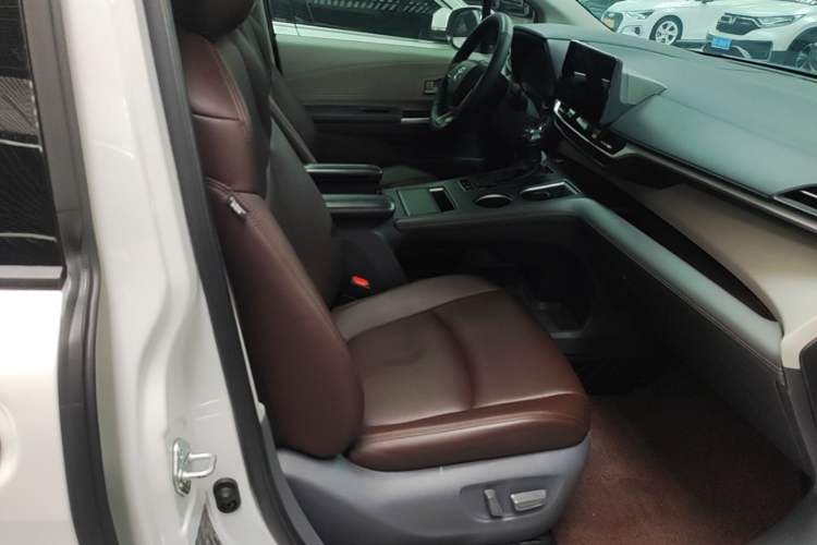 Used Toyota SIENNA 2024 2.5L Hybrid Comfort Edition Right Front Seat