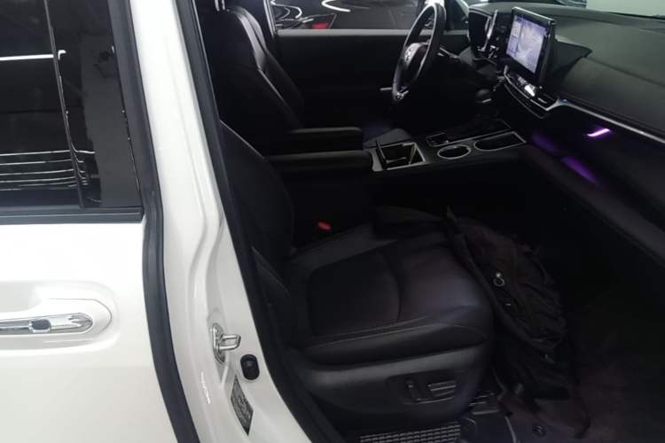 Used Toyota SIENNA 2024 2.5L Hybrid Prestige Deluxe Edition Right Front Seat