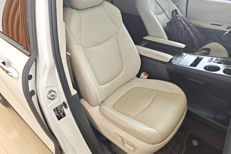 Used Toyota SIENNA 2024 2.5L Hybrid Four-Wheel Drive Prestige Edition Right Front Seat