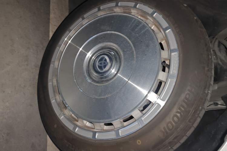 Used Toyota SIENNA 2024 2.5L Hybrid Platinum Edition Right Front Wheel Hub