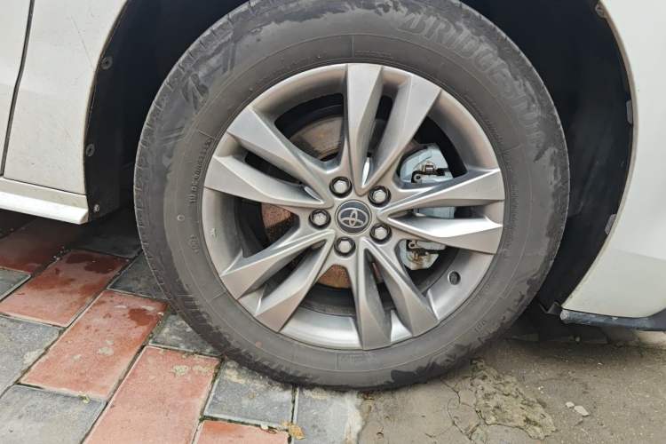 Used Toyota SIENNA 2024 2.5L Hybrid Comfort Edition Right Front Wheel Hub