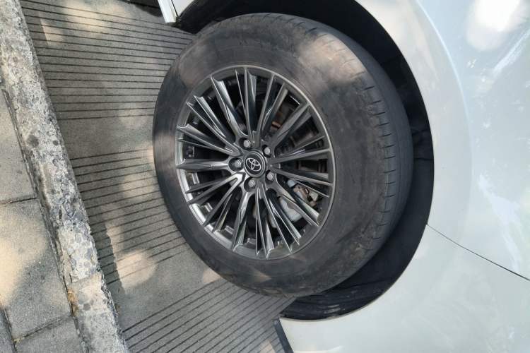 Used Toyota SIENNA 2024 2.5L Hybrid Comfort Edition Right Front Wheel Hub