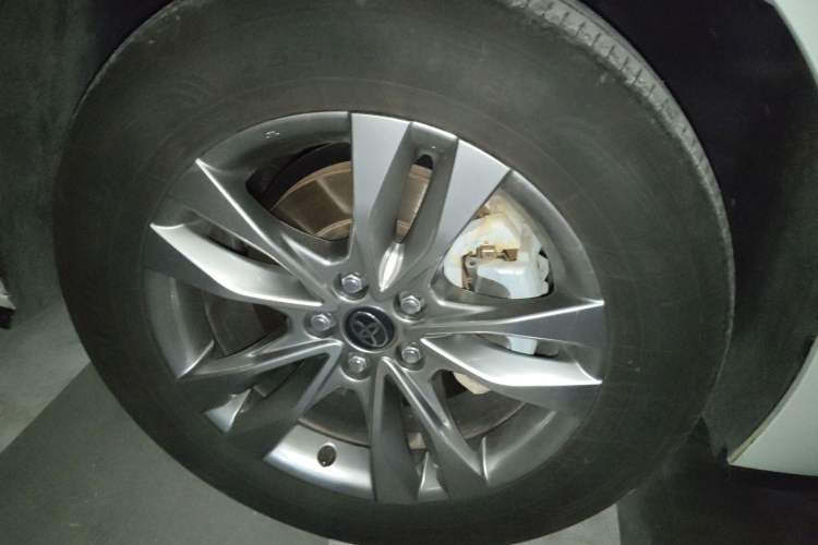 Used Toyota SIENNA 2024 2.5L Hybrid Four-Wheel Drive Prestige Edition Right Front Wheel Hub