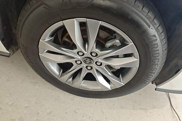 Used Toyota SIENNA 2024 2.5L Hybrid Four-Wheel Drive Prestige Edition Right Front Wheel Hub