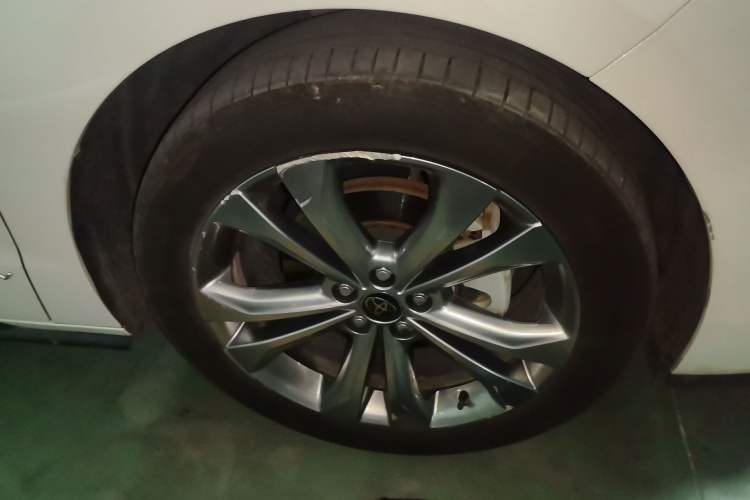 Used Toyota SIENNA 2024 2.5L Hybrid Platinum Edition Right Front Wheel Hub