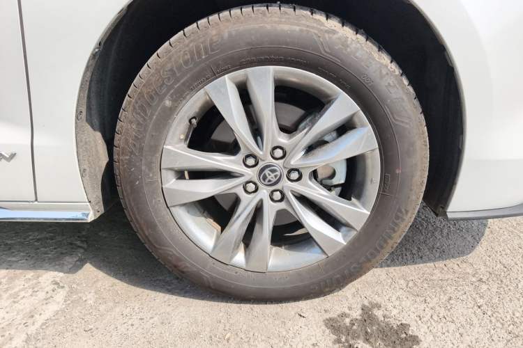 Used Toyota SIENNA 2024 2.5L Hybrid Comfort Edition Right Front Wheel Hub