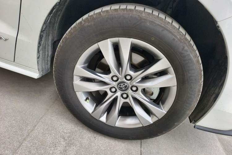 Used Toyota SIENNA 2024 2.5L Hybrid Comfort Edition Right Front Wheel Hub