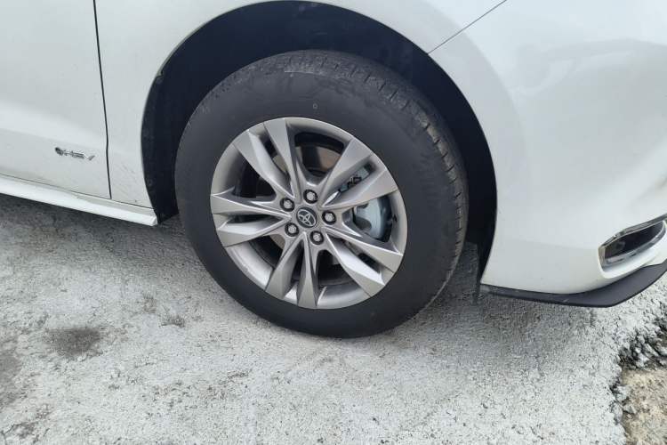 Used Toyota SIENNA 2024 2.5L Hybrid Comfort Edition Right Front Wheel Hub