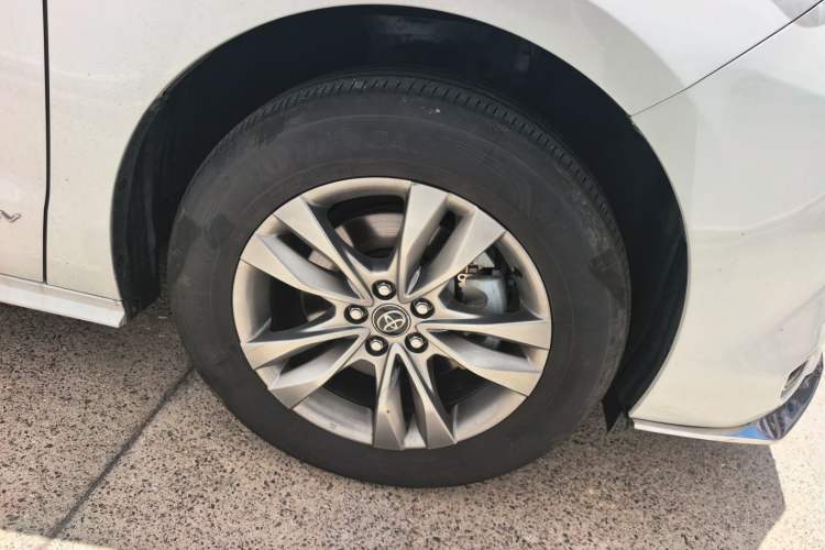 Used Toyota SIENNA 2024 2.5L Hybrid Comfort Edition Right Front Wheel Hub