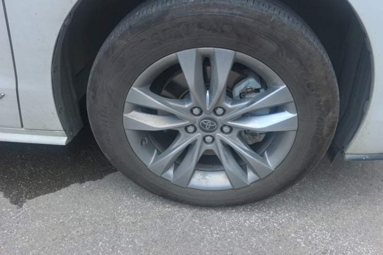 Used Toyota SIENNA 2024 2.5L Hybrid Comfort Edition Right Front Wheel Hub
