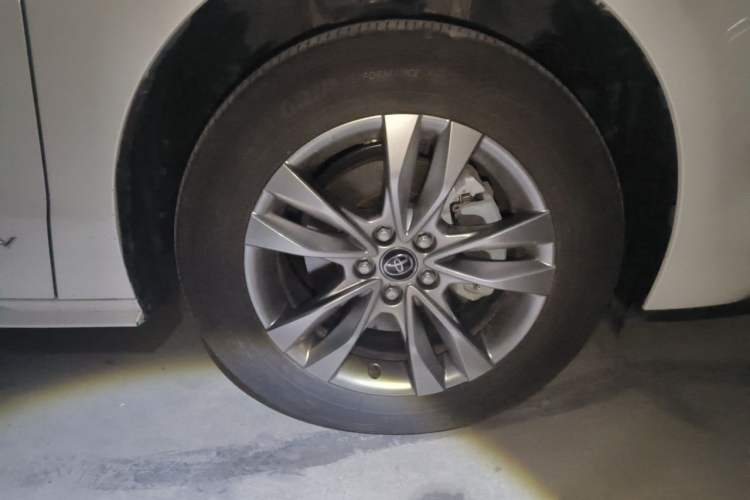 Used Toyota SIENNA 2024 2.5L Hybrid Comfort Edition Right Front Wheel Hub