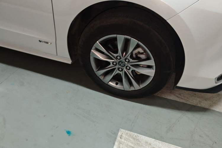 Used Toyota SIENNA 2024 2.5L Hybrid Comfort Edition Right Front Wheel Hub
