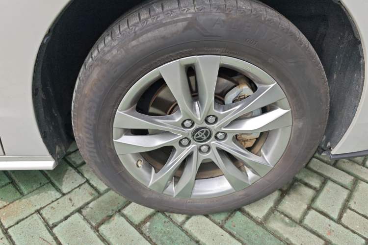 Used Toyota SIENNA 2024 2.5L Hybrid Comfort Edition Right Front Wheel Hub