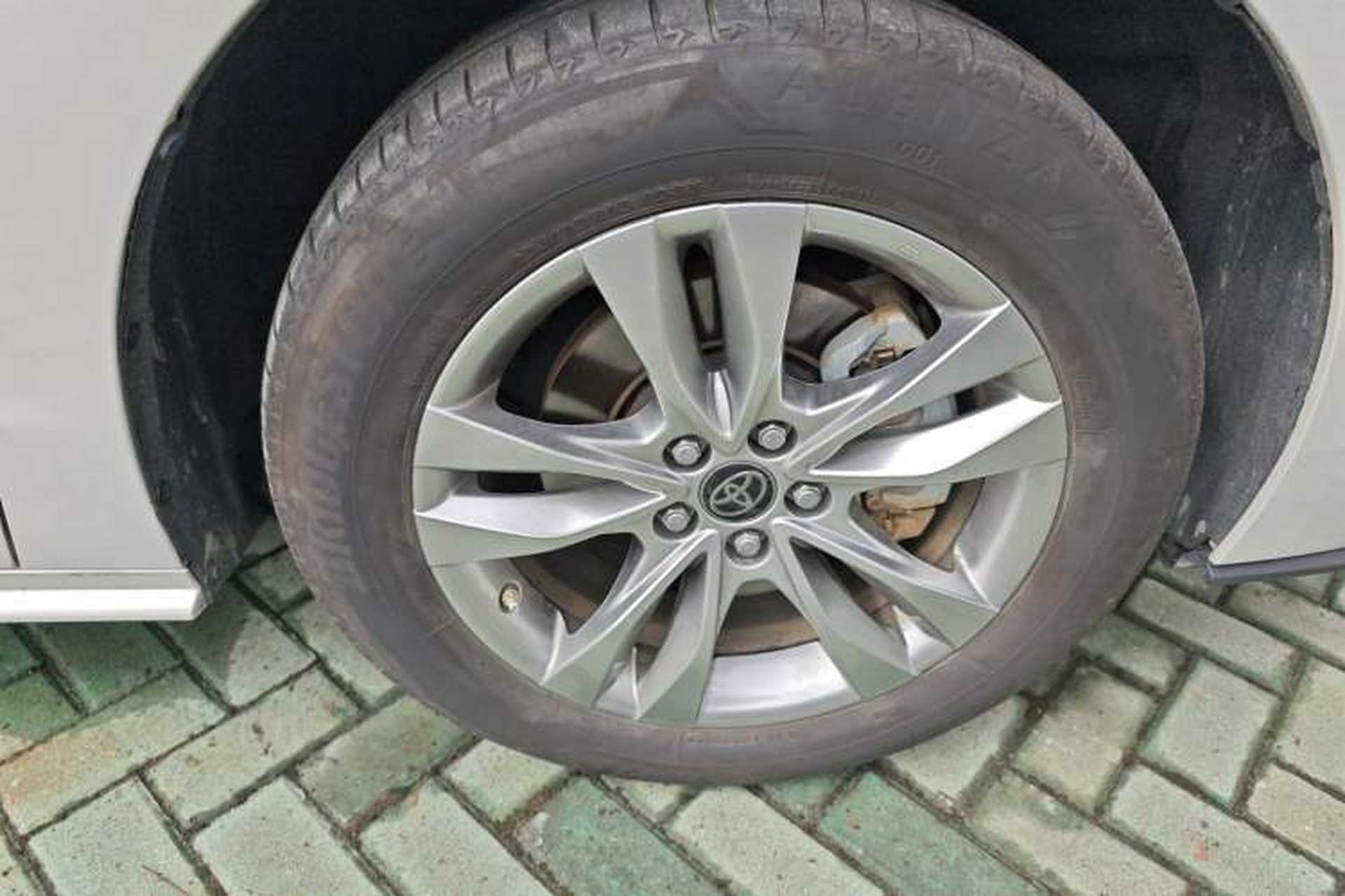 Used Toyota SIENNA 2024 2.5L Hybrid Comfort Edition Right Front Wheel Hub