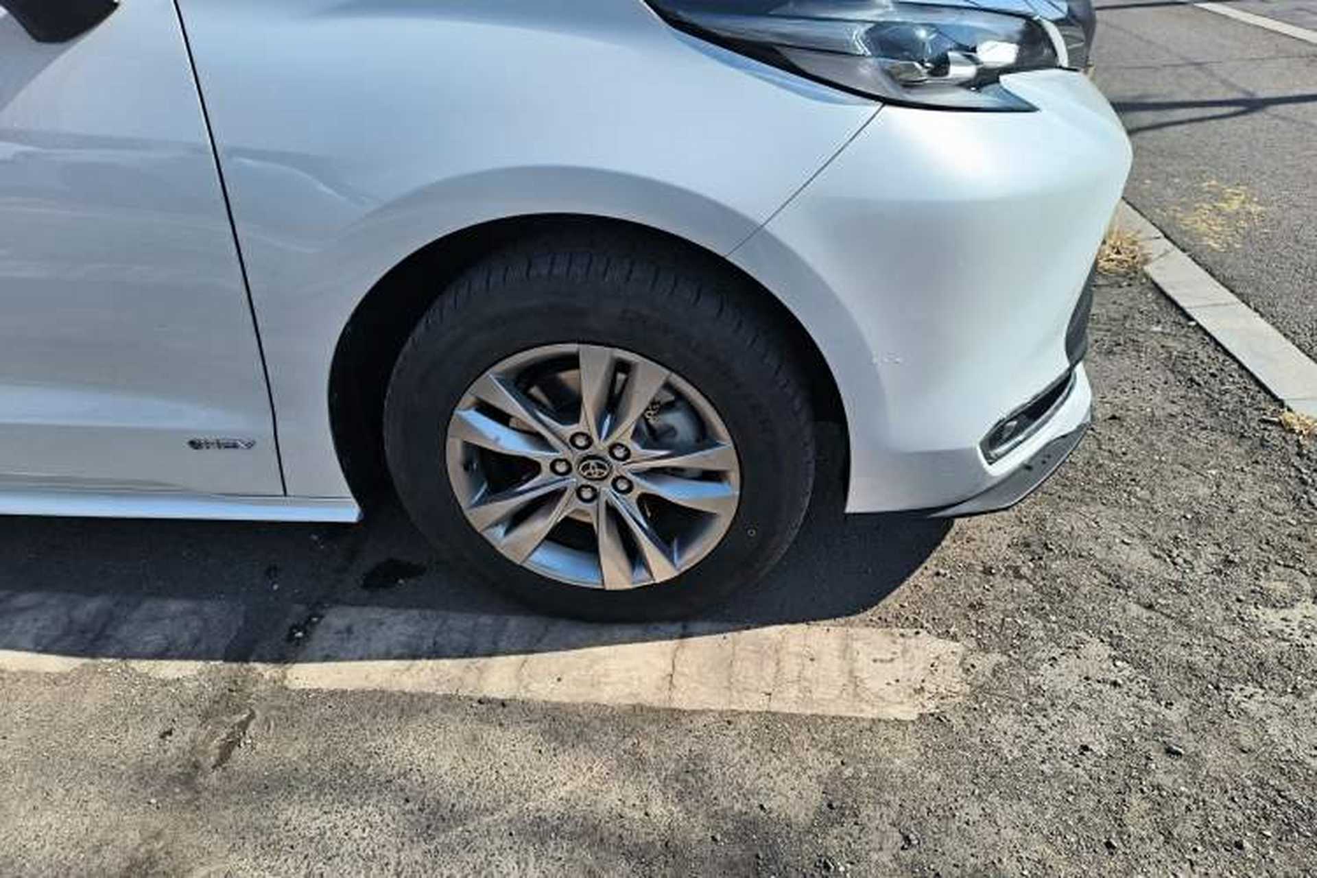 Used Toyota SIENNA 2024 2.5L Hybrid Comfort Edition Right Front Wheel Hub