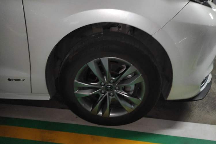 Used Toyota SIENNA 2024 2.5L Hybrid Comfort Edition Right Front Wheel Hub