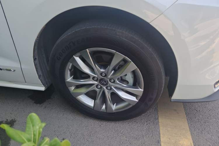 Used Toyota SIENNA 2024 2.5L Hybrid Comfort Edition Right Front Wheel Hub