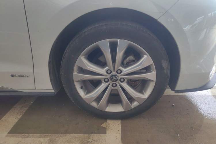 Used Toyota SIENNA 2024 2.5L Hybrid Platinum Edition Right Front Wheel Hub