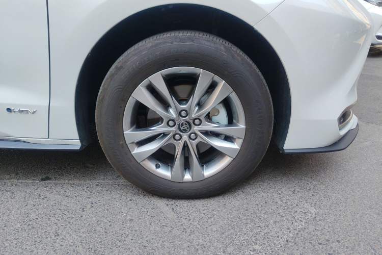 Used Toyota SIENNA 2024 2.5L Hybrid Four-Wheel Drive Prestige Edition Right Front Wheel Hub