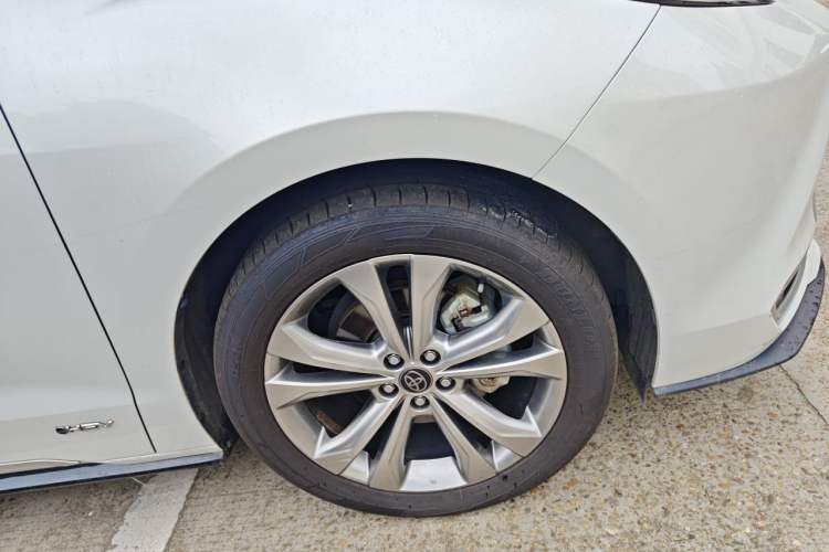 Used Toyota SIENNA 2024 2.5L Hybrid Platinum Edition Right Front Wheel Hub