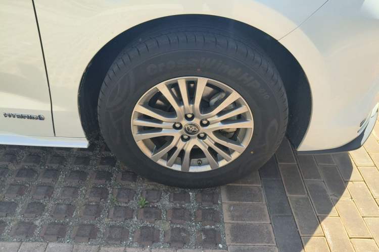 Used Toyota SIENNA 2024 2.5L Hybrid Comfort Edition Right Front Wheel Hub